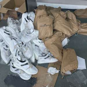 Parfumuri şi articole de încălţăminte, susceptibile a fi contrafăcute, descoperite la P.T.F. Giurgiu