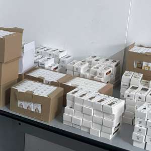 Parfumuri şi articole de încălţăminte, susceptibile a fi contrafăcute, descoperite la P.T.F. Giurgiu