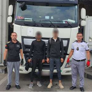 Doi cetățeni palestinieni ascunşi într-un autocamion,  depistaţi la PTF Giurgiu