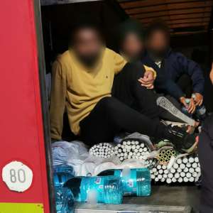 31 de cetățeni din India şi Bangladesh, care intenţionau să ajungă ilegal în Spaţiul Schengen, găsiţi ascunşi într-un TIR cu piese metalice