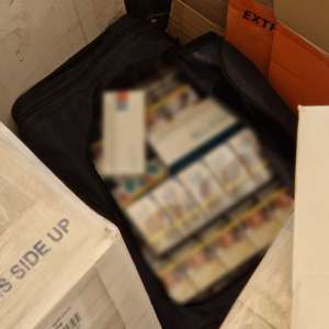 Peste 27.000 de țigarete descoperite ascunse  în trei genți de voiaj într-un ansamblu rutier