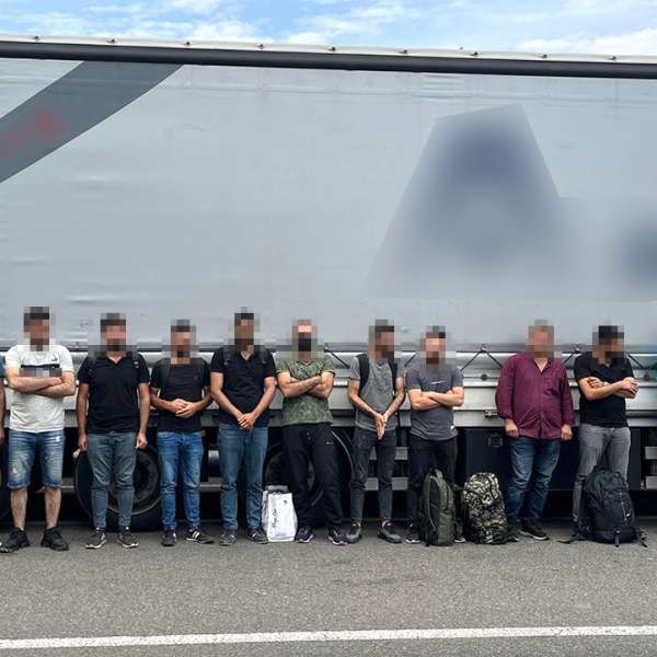 15 cetățeni străini depistați într-un TIR cu piese auto