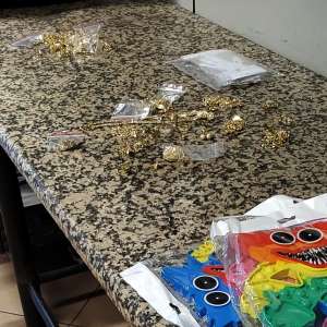 Aproximativ un kilogram de bijuterii posibil din aur, identificate în bagajele unor călători pe Aeroportul Henri Coandă