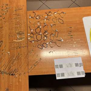 Aproximativ un kilogram de bijuterii posibil din aur, identificate în bagajele unor călători pe Aeroportul Henri Coandă