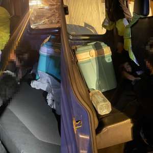 Patru sirieni ascunși într-o autoutilitară descoperiți la P.T.F. Nădlac II