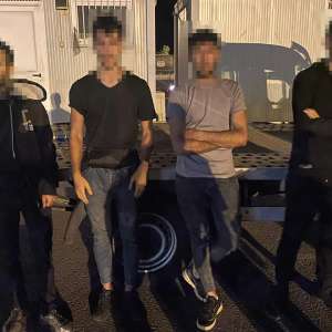 Patru sirieni ascunși într-o autoutilitară descoperiți la P.T.F. Nădlac II