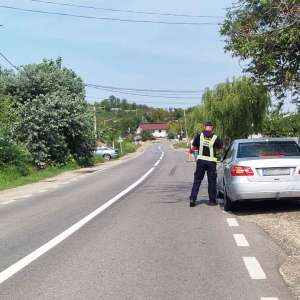 Lăsat de soţie să conducă, deși nu avea acest drept