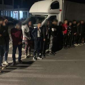 72 de migranți ascunși în TIR-uri, depistați în ultimele 24 de ore, la frontiera cu Ungaria