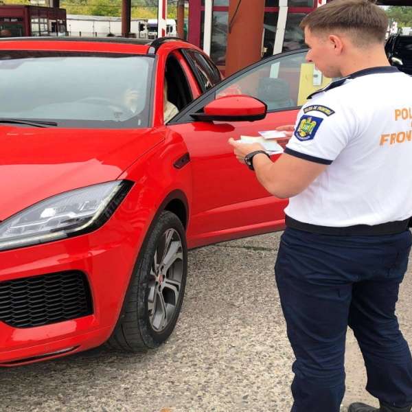 Tânără curajoasă la volan cu un permis de conducere fals