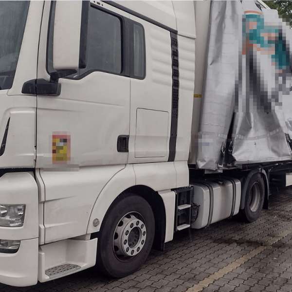TIR încărcat cu aproximativ 10 tone de deșeuri oprit la Petea