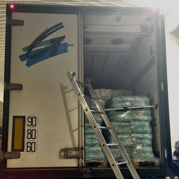Șoferul unui camion în care polițiștii giurgiuveni au găsit țigări netimbrate de peste 3,5 milioane de lei, arestat preventiv