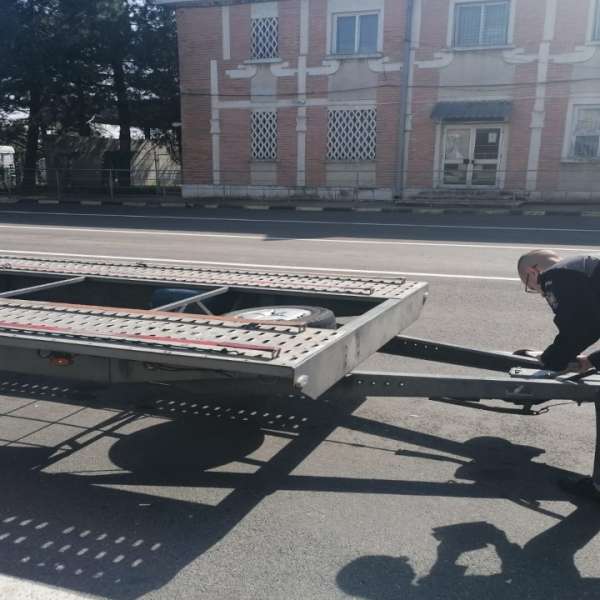 Depistat conducând un ansamblu rutier care avea remorca neînmatriculată