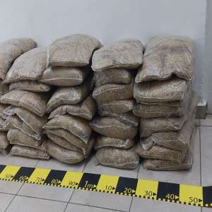 40 de pungi cu tutun descoperite în mașina unui bihorean