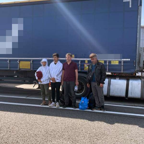 Patru sirieni care intenţionau să ajungă ilegal în Spaţiul Schengen, găsiţi ascunşi într-un TIR cu ulei de floarea soarelui