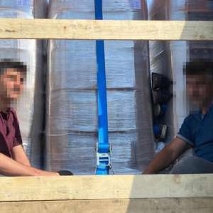 Patru sirieni care intenţionau să ajungă ilegal în Spaţiul Schengen, găsiţi ascunşi într-un TIR cu ulei de floarea soarelui