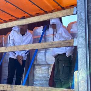 Patru sirieni care intenţionau să ajungă ilegal în Spaţiul Schengen, găsiţi ascunşi într-un TIR cu ulei de floarea soarelui