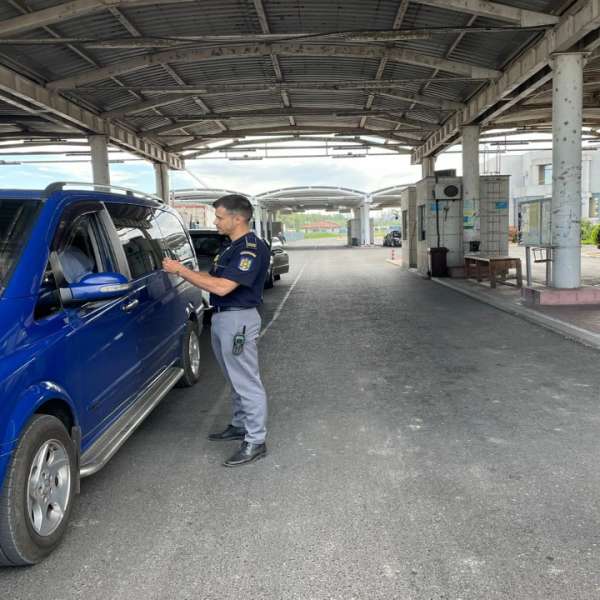 Și-a lăsat prietenul la volan și s-au ales amândoi cu dosare penale