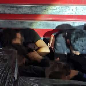 20 de cetăţeni străini, depistați ascunși într-un loc special amenajat în două autoutilitare. Alţi trei cetăţeni depistaţi într-un TIR înmatriculat în Bulgaria