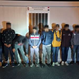 20 de cetăţeni străini, depistați ascunși într-un loc special amenajat în două autoutilitare. Alţi trei cetăţeni depistaţi într-un TIR înmatriculat în Bulgaria