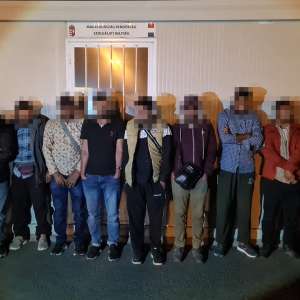 20 de cetăţeni străini, depistați ascunși într-un loc special amenajat în două autoutilitare. Alţi trei cetăţeni depistaţi într-un TIR înmatriculat în Bulgaria