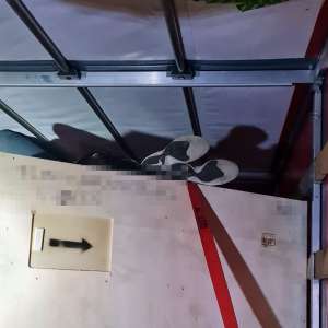 20 de cetăţeni străini, depistați ascunși într-un loc special amenajat în două autoutilitare. Alţi trei cetăţeni depistaţi într-un TIR înmatriculat în Bulgaria