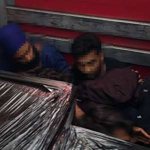 20 de cetăţeni străini, depistați ascunși într-un loc special amenajat în două autoutilitare. Alţi trei cetăţeni depistaţi într-un TIR înmatriculat în Bulgaria