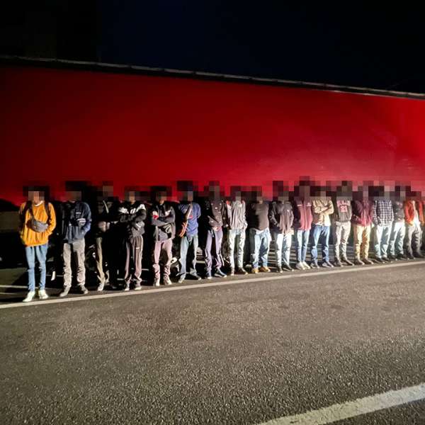 Două TIR-uri, încărcate cu profile de aluminiu şi metal, oprite la frontiera cu Ungaria. 26 de cetățeni străini depistaţi ascunşi