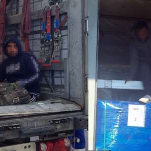 Acţiuni de combatere a migraţiei ilegale la frontiera de vest. 97 de cetăţeni străini, ascunși printre mărfurile din TIR-uri