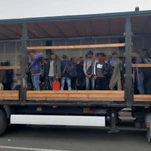 Acţiuni de combatere a migraţiei ilegale la frontiera de vest. 97 de cetăţeni străini, ascunși printre mărfurile din TIR-uri