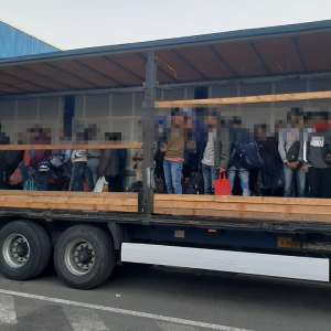 Acţiuni de combatere a migraţiei ilegale la frontiera de vest. 97 de cetăţeni străini, ascunși printre mărfurile din TIR-uri