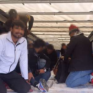 Acţiuni de combatere a migraţiei ilegale la frontiera de vest. 97 de cetăţeni străini, ascunși printre mărfurile din TIR-uri
