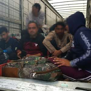 Acţiuni de combatere a migraţiei ilegale la frontiera de vest. 97 de cetăţeni străini, ascunși printre mărfurile din TIR-uri