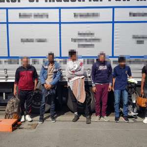 Acţiuni de combatere a migraţiei ilegale la frontiera de vest. 97 de cetăţeni străini, ascunși printre mărfurile din TIR-uri