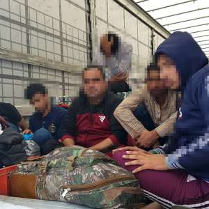 Acţiuni de combatere a migraţiei ilegale la frontiera de vest. 97 de cetăţeni străini, ascunși printre mărfurile din TIR-uri