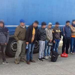Acţiuni de combatere a migraţiei ilegale la frontiera de vest. 97 de cetăţeni străini, ascunși printre mărfurile din TIR-uri