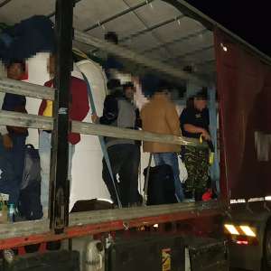 Automarfare, oprite la frontiera cu Ungaria. 82 de cetățeni străini depistaţi ascunşi în compartimentele pentru marfă