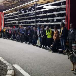 Automarfare, oprite la frontiera cu Ungaria. 82 de cetățeni străini depistaţi ascunşi în compartimentele pentru marfă
