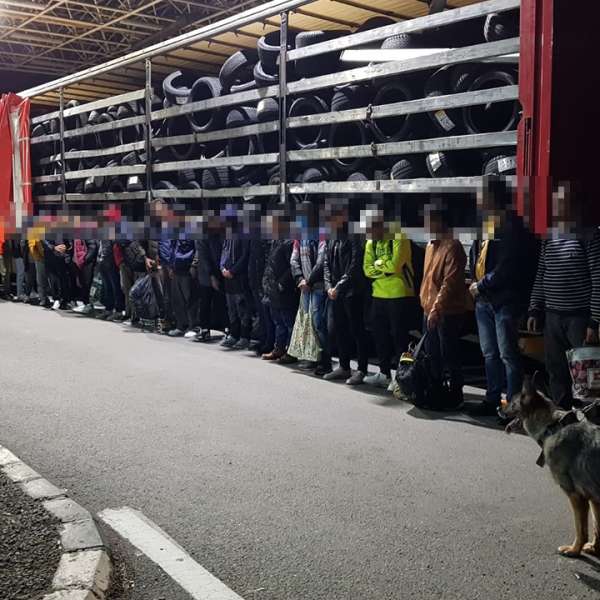 Automarfare, oprite la frontiera cu Ungaria. 82 de cetățeni străini depistaţi ascunşi în compartimentele pentru marf