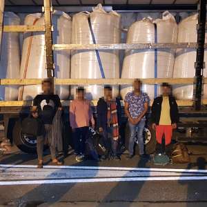 Automarfare, oprite la frontiera cu Ungaria. 82 de cetățeni străini depistaţi ascunşi în compartimentele pentru marfă