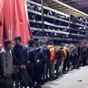 Automarfare, oprite la frontiera cu Ungaria. 82 de cetățeni străini depistaţi ascunşi în compartimentele pentru marfă
