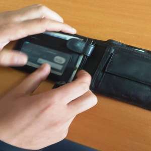 Cetăţean din R. Moldova cercetat penal pentru o carte de identitate falsă descoperită asupra lui