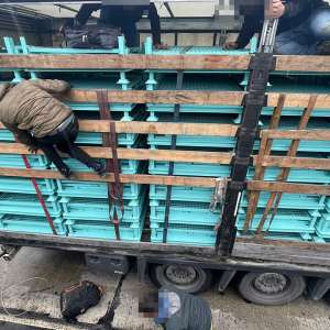Patru cetățeni străini care intenţionau să ajungă ilegal în Spaţiul Schengen, găsiţi ascunşi într-un TIR cu metal