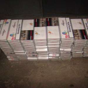 Doi șoferi, cercetați pentru contrabandă, au rămas fără țigări și fără microbuze