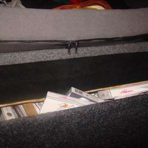 Doi șoferi, cercetați pentru contrabandă, au rămas fără țigări și fără microbuze