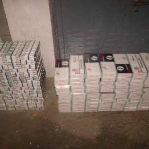Doi șoferi, cercetați pentru contrabandă, au rămas fără țigări și fără microbuze