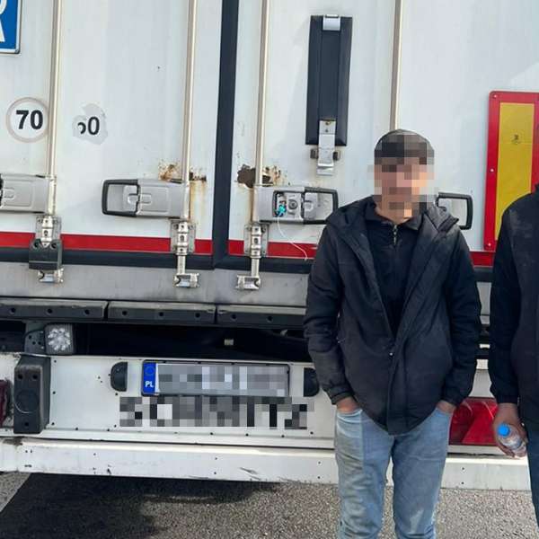 Cetățeni sirieni ascunşi pe șasiul unui autocamion în PTF Calafat