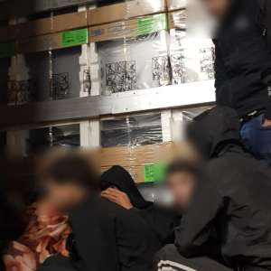 72 de cetăţeni străini, depistați  la PTF Nădlac II, ascunşi în TIR-uri