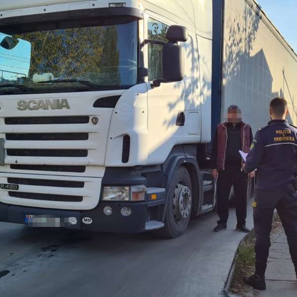 Automarfar neasigurat, descoperit la controlul de frontieră