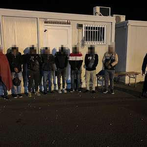 13 de migranți ascunși în două mijloace de transport, depistați la sfârșitul săptămânii, la frontiera cu Ungaria