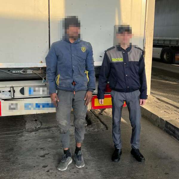 Cetățean afgan, descoperit ascuns pe osia unui autocamion